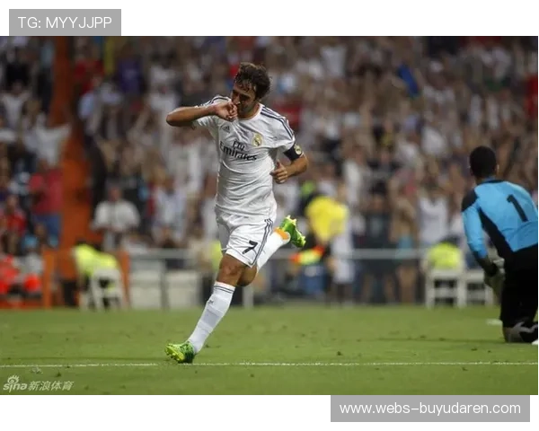 戴维球衣撕裂仍破门，比甲赛场展现神勇一幕