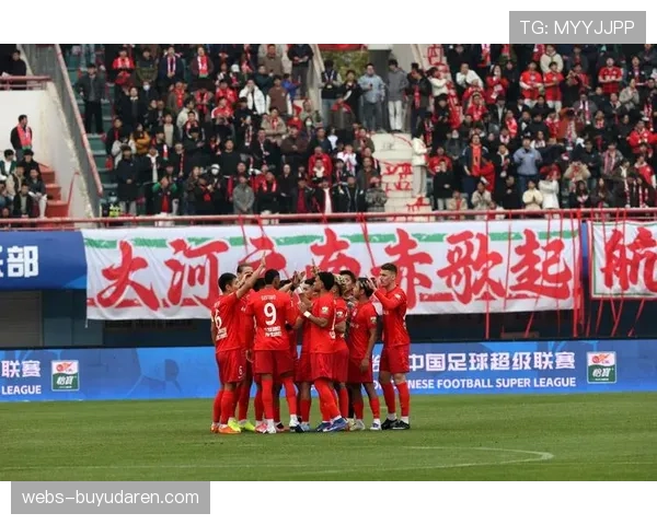 【2026年4月中超联赛·赛中·特写特写镜头：河南队教练组场边频繁使用战术板，向边后卫传达位置调整指令